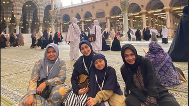 Momen Keluarga Raffi Ahmad Saat Umroh