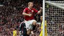 Selebrasi gelandang Manchester United, Paul Scholes setelah mencetak gol ke gawang Liverpool pada laga Liga Inggris 2006/2007 di Old Trafford Stadium, Manchester (22/10/2006). Paul Scholes total mencetak 107 gol dari 499 laga bagi MU di Premier League sejak edisi 1993/1994 hingga 2012/2013 saat Sir Alex Ferguson memutuskan pensiun. Ia pun akhirnya memutuskan pensiun di akhir musim 2012/2013. (AFP/Andrew Yates)