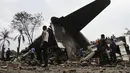 Penampakan ekor Pesawat Hercules C-130 yang  jatuh di Medan, Selasa (30/6/2015). Pesawat tersebut jatuh menimpa dua bangunan ruko di Jalan Jamin Ginting, Medan, Sumatra Utara. (Reuters/Roni Bintang)
