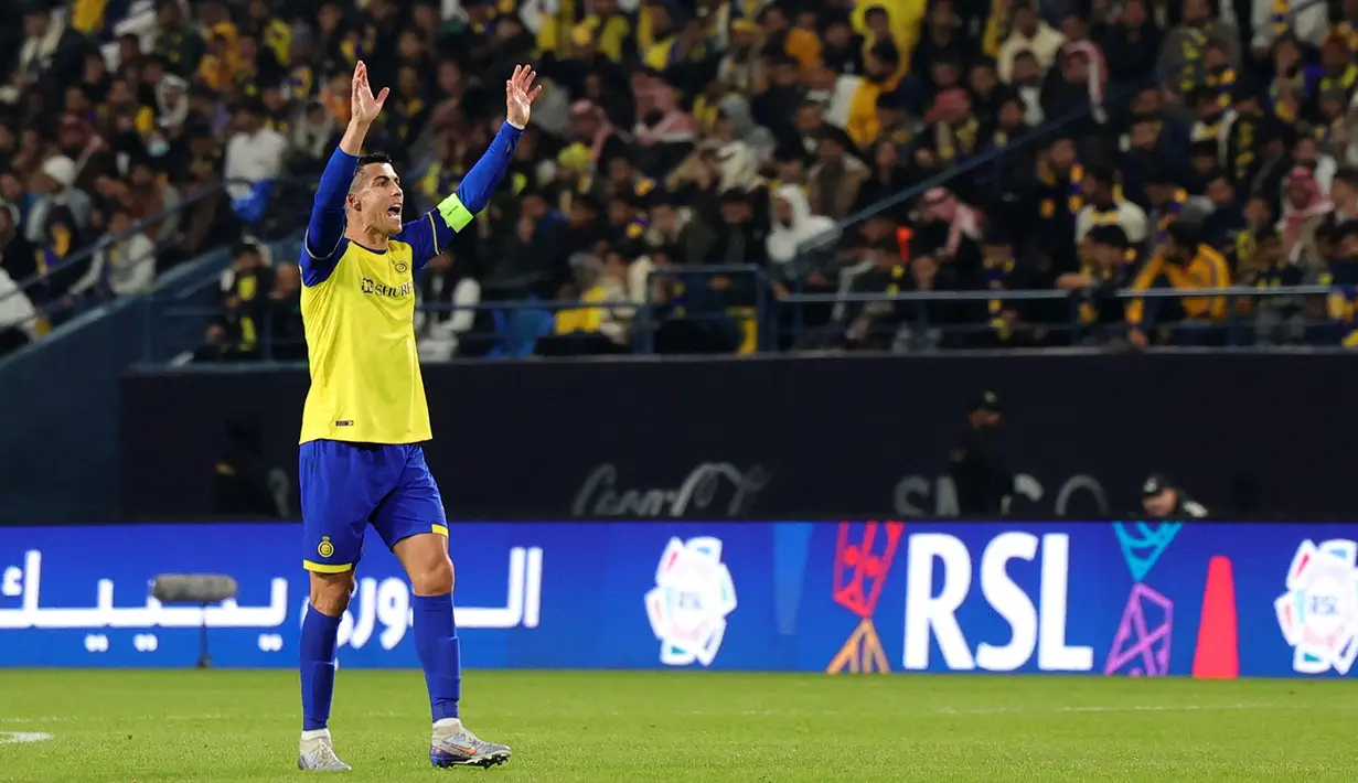 Pemain Al Nassr, Cristiano Ronaldo memberikan instruksi kepada rekannya saat laga lanjutan Liga Pro Arab Saudi 2022/2023 melawan Al Ettifaq yang berlangsung di Mrsool Park, Riyadh, Arab Saudi, Minggu (22/01/2023). Al Nassr berhasil menang dengan skor 1-0 dan kini menempati puncak klasemen sementara Liga Pro Arab Saudi 2022/2023. (AFP/Fayez Nureldine)