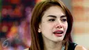 Aktris Nikita Mirzani saat mencurahkan isi hatinya ketika ditemui di SCTV Tower, Senayan, Kamis (17/12). Nikita mengaku kini dia mempunyai pekerjaan, malah belum lama ini dia telah menandatangani kontrak bernilai ratusan juta. (Liputan6.com/Yudha Gunawan)