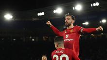 Dua pemain Manchester United (MU) asal Portugal, Bruno Fernandes dan Diogo Dalot, merayakan gol ketiga ke gawang Leicester City dalam laga pekan ke-29 Premier League 2024/2025 di King Power Stadium, Senin (17/3/2025) dini hari WIB. MU menang telak 3-0 atas Leicester City dalam laga ini. (Adrian Dennis / AFP)