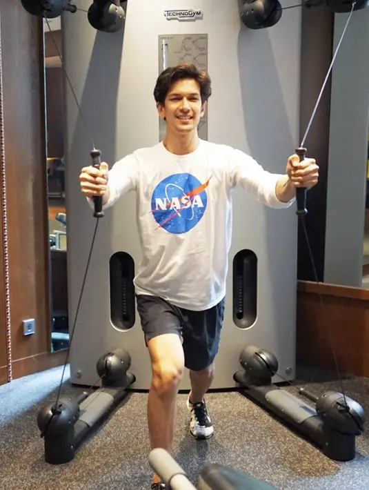 Lewat Instagram pribadinya, Dimas Beck kerap membagikan momen dirinya saat berolahraga. Mulai dari bersepeda hingga latihan dengan alat olahraga di tempat gym. (Liputan6.com/IG/@dimasbeck)
