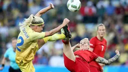 Pemain Swedia, Olivia Schough (kiri), berebut bola dengan pemain Jerman, Anja Mittag, pada final sepak bola putri Olimpiade Rio 2016 di Stadion Maracana, Sabtu (20/8/2016). (Reuters/Marcos Brindicci) 