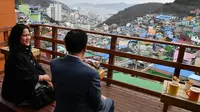Presiden Jokowi dan Ibu Negara Iriana saat menikmati pemandangan di Desa Gamcheon di Busan, Korea Selatan (Dok.Instagram/@jokowi/https://www.instagram.com/jokowi/?hl=en/Komarudin)