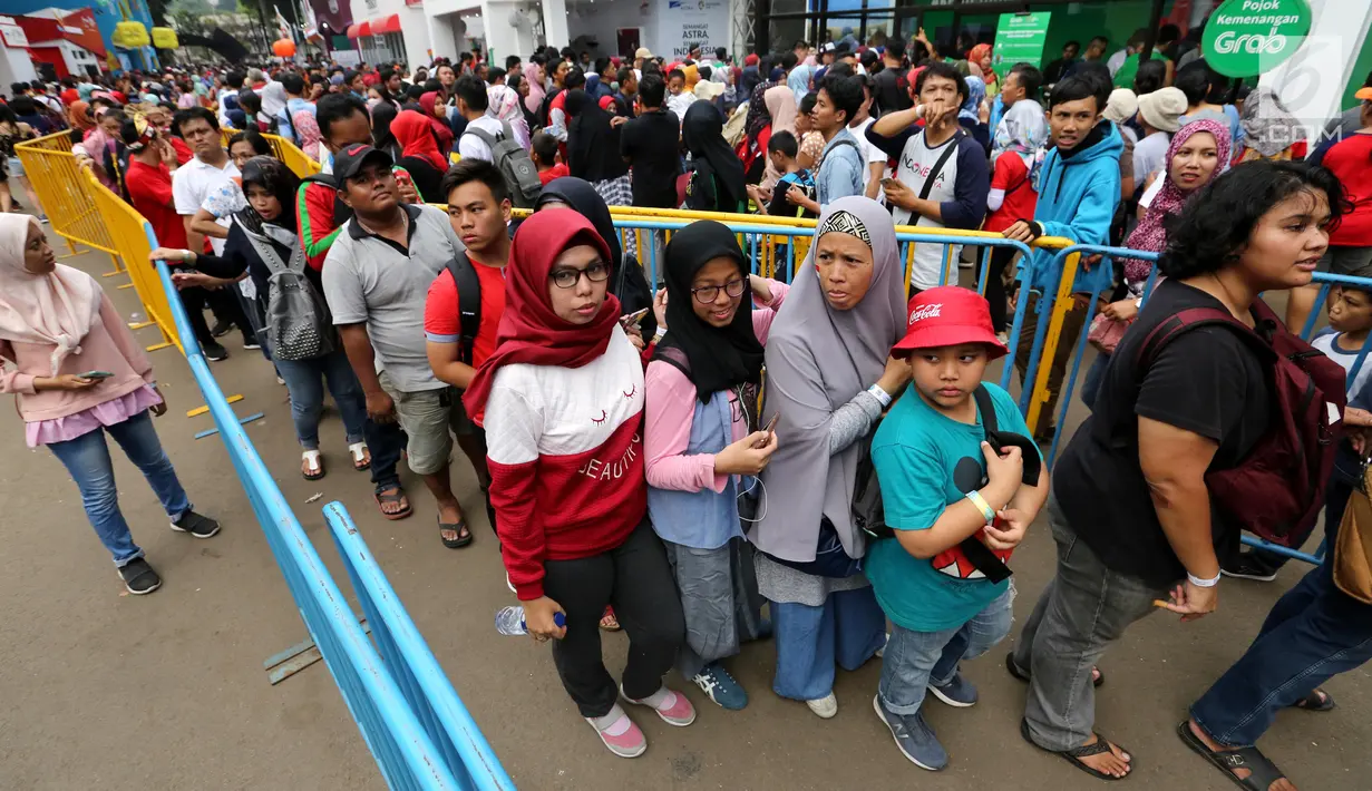 Pengunjung antre menuju Merchandise Superstore jelang Closing Ceremony Asian Games 2018 di kawasan Gelora Bung Karno, Jakarta, Minggu (2/9). Mereka rela antre untuk membeli suvenir, maskot, hingga kaus  Asian Games. (Liputan6.com/Fery Pradolo)