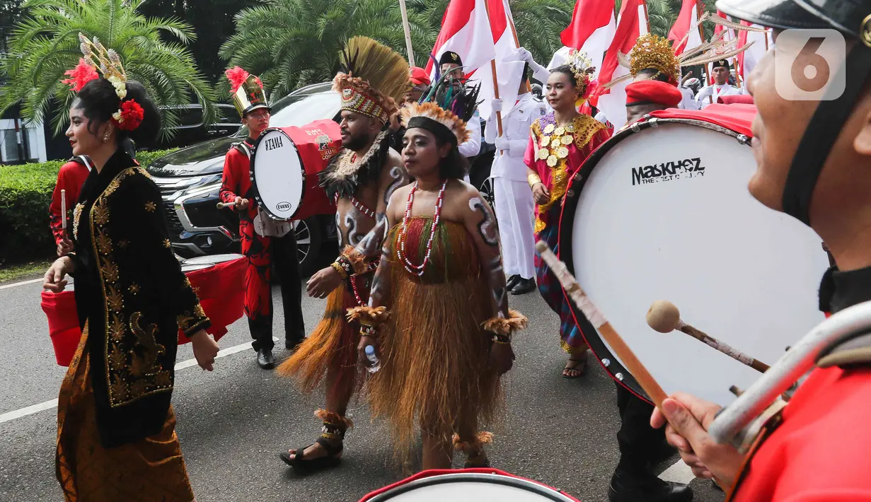 Pendaftaran Bakal Caleg ini juga diiringi dengan parade kebudayaan yang digelar dari Kantor PDIP, hingga ke Kantor KPU. (Liputan6.com/Herman Zakharia)