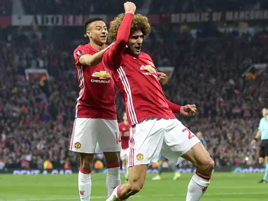 Gelandang Manchester United, Marouane Fellaini melakukan selebrasi usai mencetak gol ke gawang Celta Vigo pada leg kedua Liga Europa di stadion Old Trafford, Inggris,(11/5). MU melaju ke final usai menang dengan aggregat 2-1. (AFP Photo/Miguel Riopa)