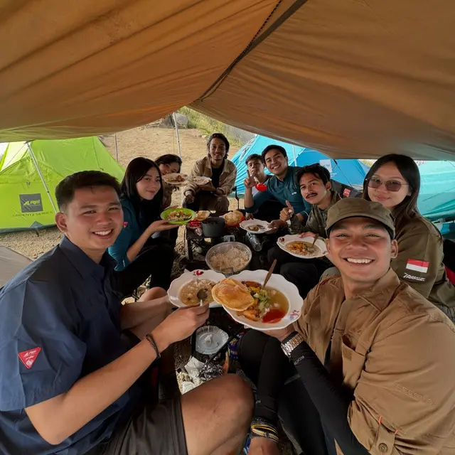 6 Potret Wendy Walters dan Jerome Polin Naik Gunung Merbabu, Sarapan Nasi Bungkus di Atas Awan