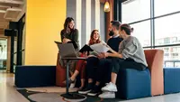 Ilustrasi karyawan usia produktif sedang berdiskusi/Shutterstock-Jacob Lund.