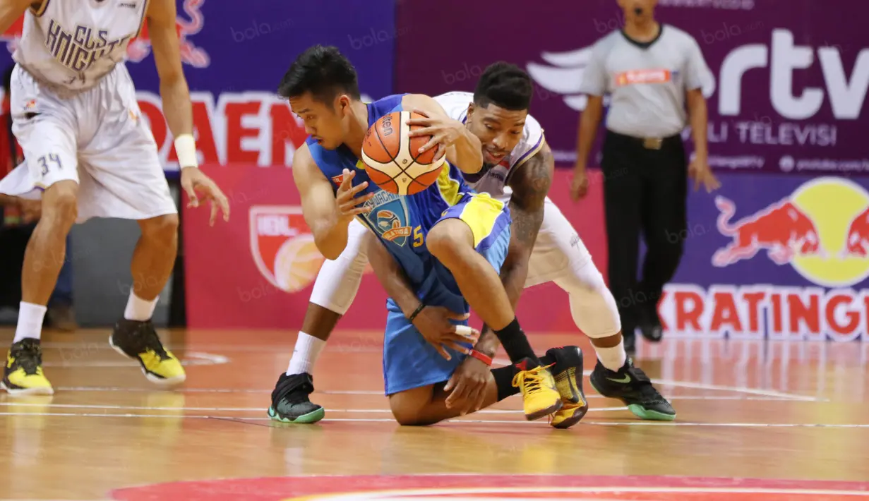 Pemain Satya Wacana, Kaleb Ramot Respati Pamungkas #5 berusaha melewati hadangan pemain CLS Knight, Jamarr pada perempat final Playoffs Indonesia  Basket League (IBL) di Britama Arena, Jakarta, Selasa (17/5/2016). (Bola.com/Nicklas Hanoatubun)