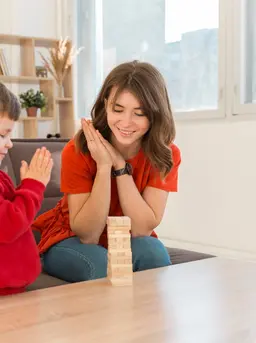 Biarkan anak memilih mainannya sendiri dan bermain mandiri di area sturdy play. Menurut Mother-U, kebiasaan ini penting untuk membangun fokus, rasa percaya diri, dan kemampuan anak mengatur dirinya sendiri tanpa harus selalu ditemani atau diarahkan. (foto/dok: freepik)
