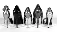 Biasanya high heels dipakai dengan bentuk yang sudah semestinya, tapi bagaimana dengan high heels unik satu ini ya?