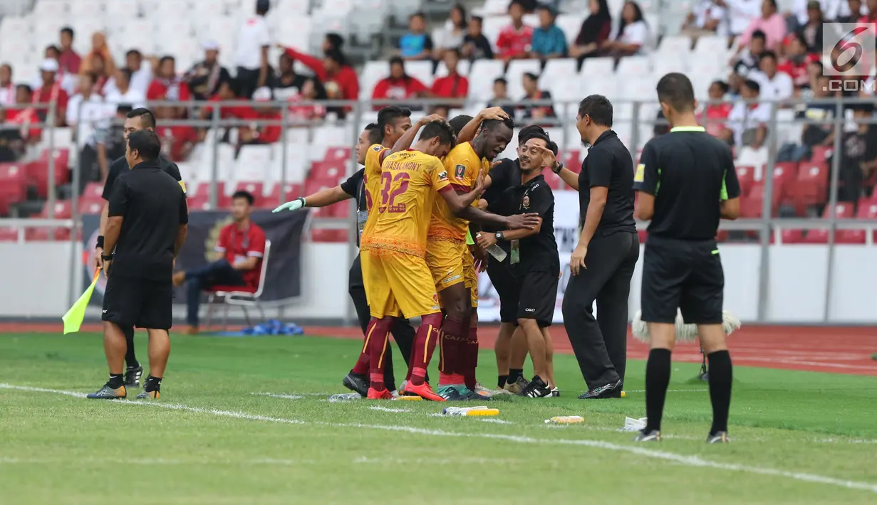 Pemain Sriwijaya FC Mahamadou Ndiaye bersama rekan setimnya melakukan selebrasi usai mencetak gol ke gawang PSMS Medan dalam laga perebutan tempat ketiga Piala Presiden di Stadion Gelora Bung Karno, Jakarta, Sabtu (17/2). (Liputan6.com/Arya Manggala)