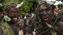 Ekpresi peserta yang tubuhnya dilumuri lumpur saat mengikuti festival tradisional "Bloco da Lama" atau "Mud Street" di Paraty, Brasil (25/2). Dalam festival ini kotor-kotoran di lumpur menjadi cara untuk bersenang-senang. (AP Photo / Mauro Pimentel)