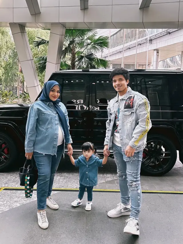 Aurel Hermansyah dengan Celana Jeans