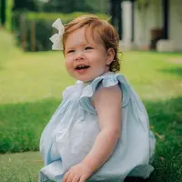 Pangeran Harry dan Meghan Markle akhirnya perlihatkan wajah anak kedua mereka, Lilibet kepada dunia di momen ulang tahun pertamanya. (Instagram/misanharriman).