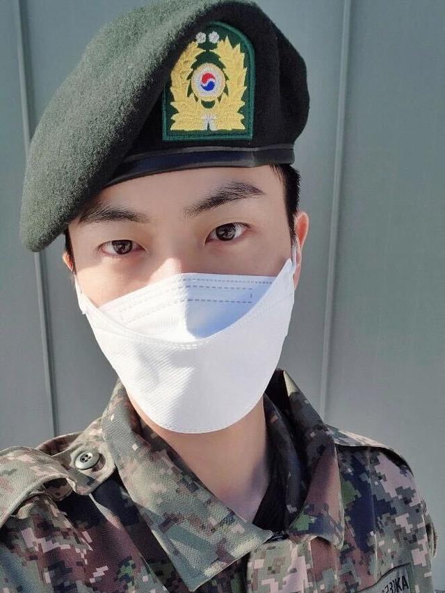 Jin BTS saat wamil. (Weverse via Soompi)