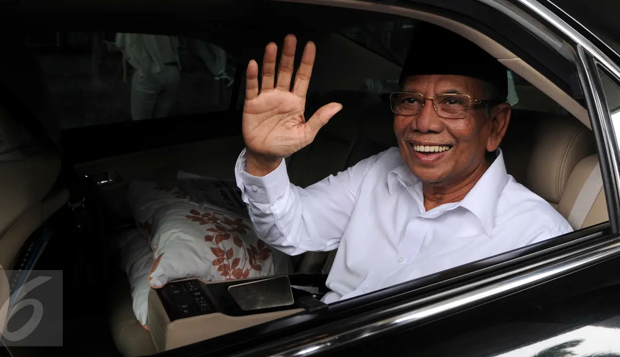 Anggota Dewan Pertimbangan Presiden (Watimpres) KH. Hasyim Muzadi melambaikan tangan saat akan meninggalkan gedung KPK, Jakarta, Senin (18/1). Kedatangan Hasyim Muzadi ke KPK dalam rangka silaturahmi dengan lima pimpinan KPK. (Liputan6.com/Helmi Afandi)