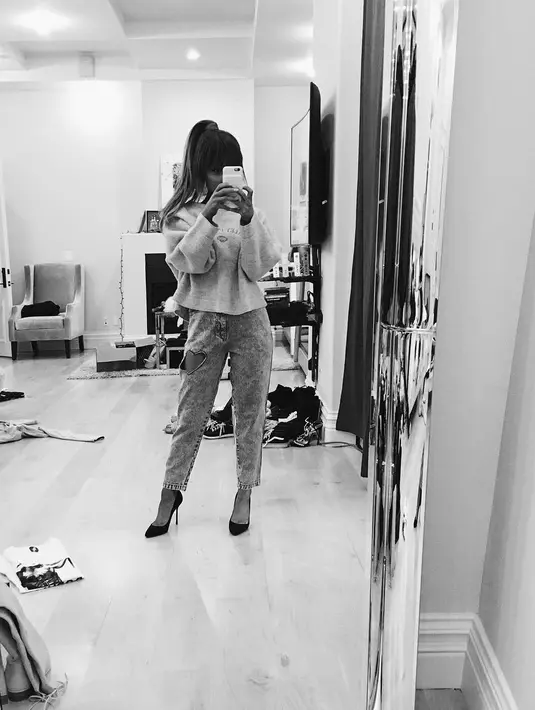 Tubuh mungil Ariana Grande pun nampak selaras dengan gaya rambutnya. Ia nampak seperti perempuan dewasa dan mulai melepaskan imej nya sebagai gadis remaja. (Instagram)