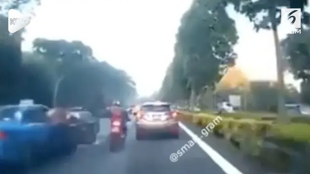 VIDEO: Sopir Taksi Buka Pintu Tiba-Tiba, Pemotor Terpental