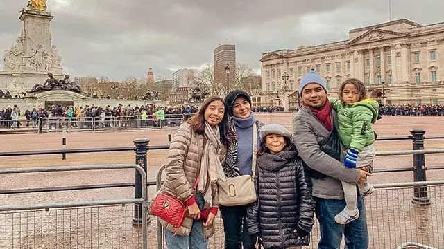 6 Potret Liburan Keluarga Bebi Romeo di London, Kunjungi Istana Buckingham
