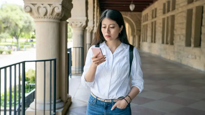perempuan dan februari sendiri