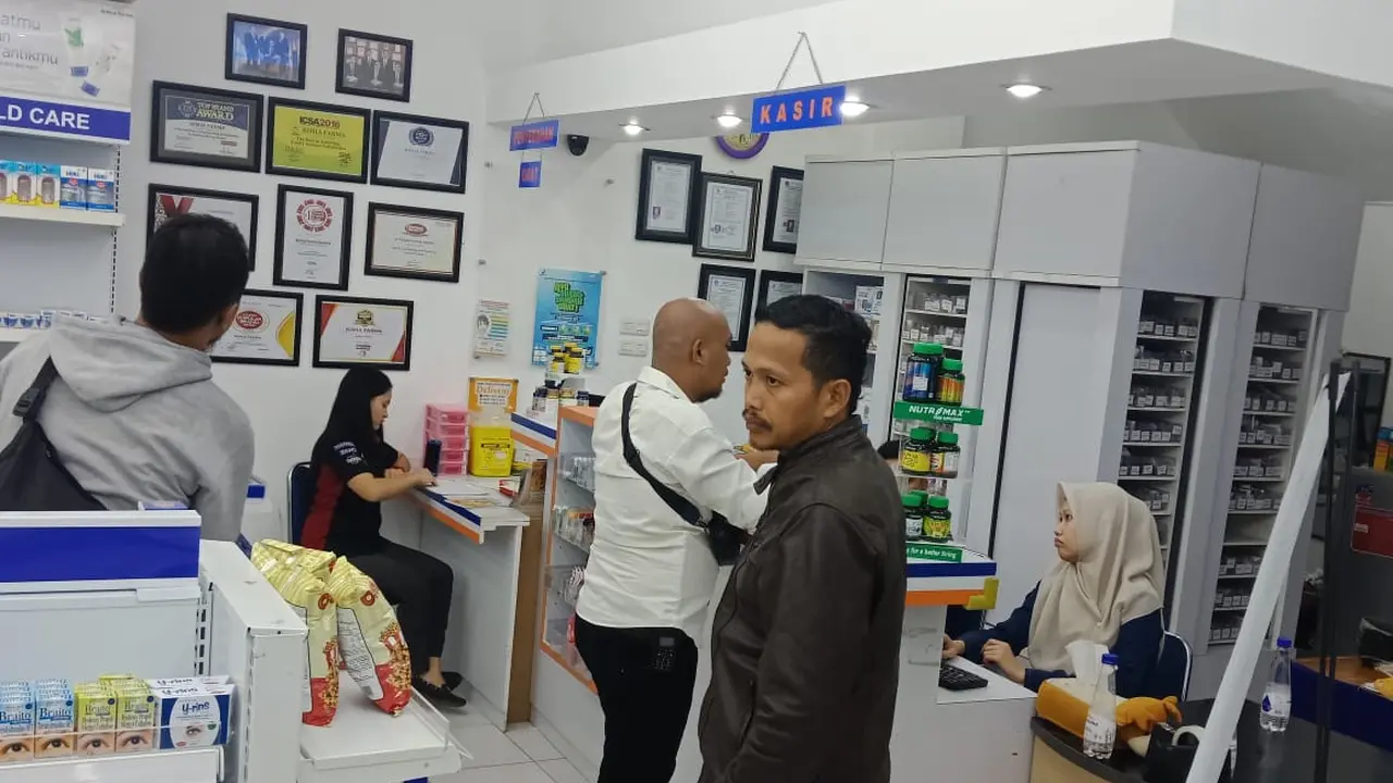 Pihak Polda Sulawesi Tenggara melakukan pengecekan di sejumlah gudang alat kesehatan usai kelangkaan masker.(Liputan6.com/Ahmad Akbar Fua).