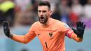 Kiper nomor satu Timnas Prancis yang bermain bersama Tottenham Hotspur, Hugo Lloris telah mengumumkan pensiun dari Timnas Prancis pada 9 Januari 2023 lalu. Pemegang rekor caps terbanyak Les Bleus dnegan 145 penampilan tersebut tercatat telah lebih dari 14 tahun menjadi bagian Tim Ayam Jago sejak melakukan debut pada 19 November 2008. Dengan pensiunnya Hugo Lloris, Timnas Prancis tentu akan segera mencari sosok pengganti di bawah mistar gawang sebagai kiper utama. Berikut daftar 5 opsi yang dapat menggantikan posisi hugo Lloris baik dalam jangka pendek maupun jangka panjang. (AFP/Kirill Kudryavtsev)