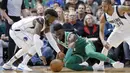 Pemain Dallas Mavericks, Wesley Matthews (23) dan pemain Boston Celtics, Jaylen Brown berebut bola pada laga NBA basketball game di American Airlines Center, Dallas, (20/11/2017). Celtics menang 110-102. (AP/Tony Gutierrez)