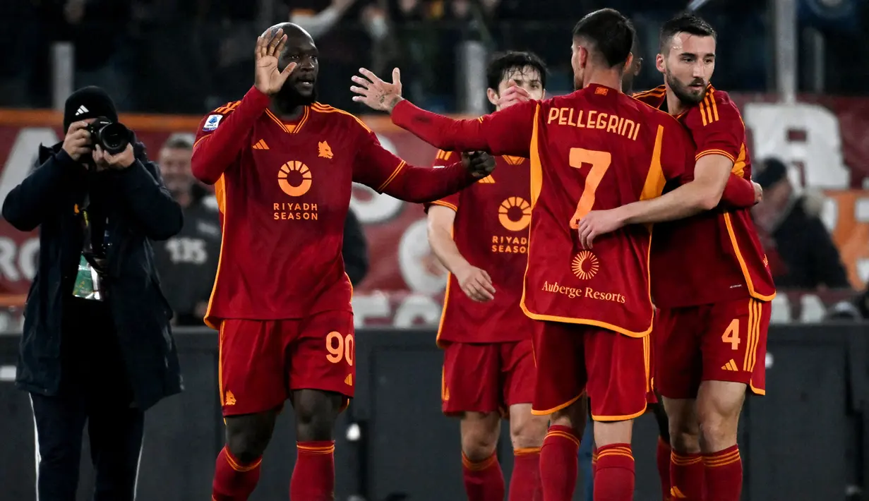 Selebrasi para pemain AS Roma setelah Romelu Lukaku (kiri) mencetak gol kedua ke gawang Napoli pada laga pekan ke-17 Liga Italia 2023/2024 di Olympic Stadium, Roma, Minggu (24/12/2023) dini hari WIB. (AFP/Tiziana Fabi)