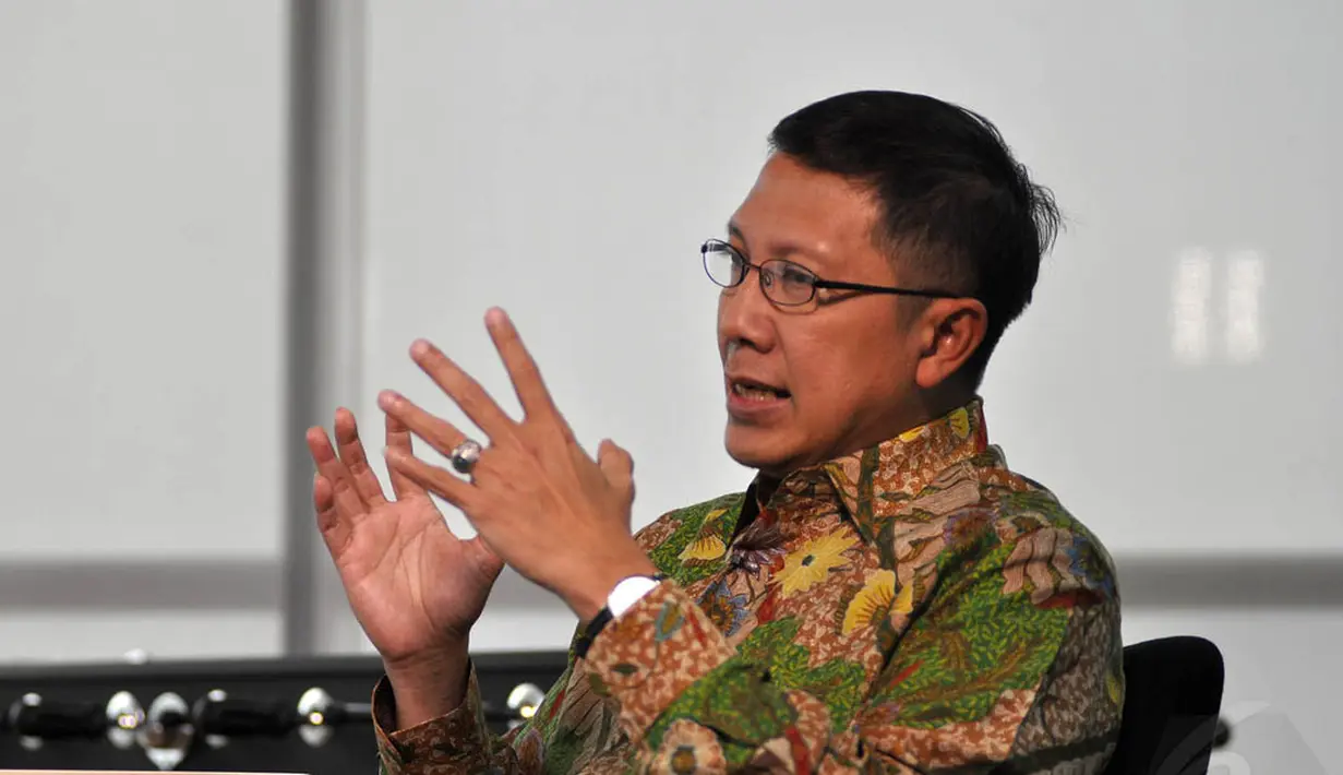 Menteri Agama Lukman Hakim Saifuddin tampak serius saat menjawab pertanyaan yang diajukan presenter Liputan6.com, Jakarta, (8/9/14). (Liputan6.com/Miftahul Hayat)