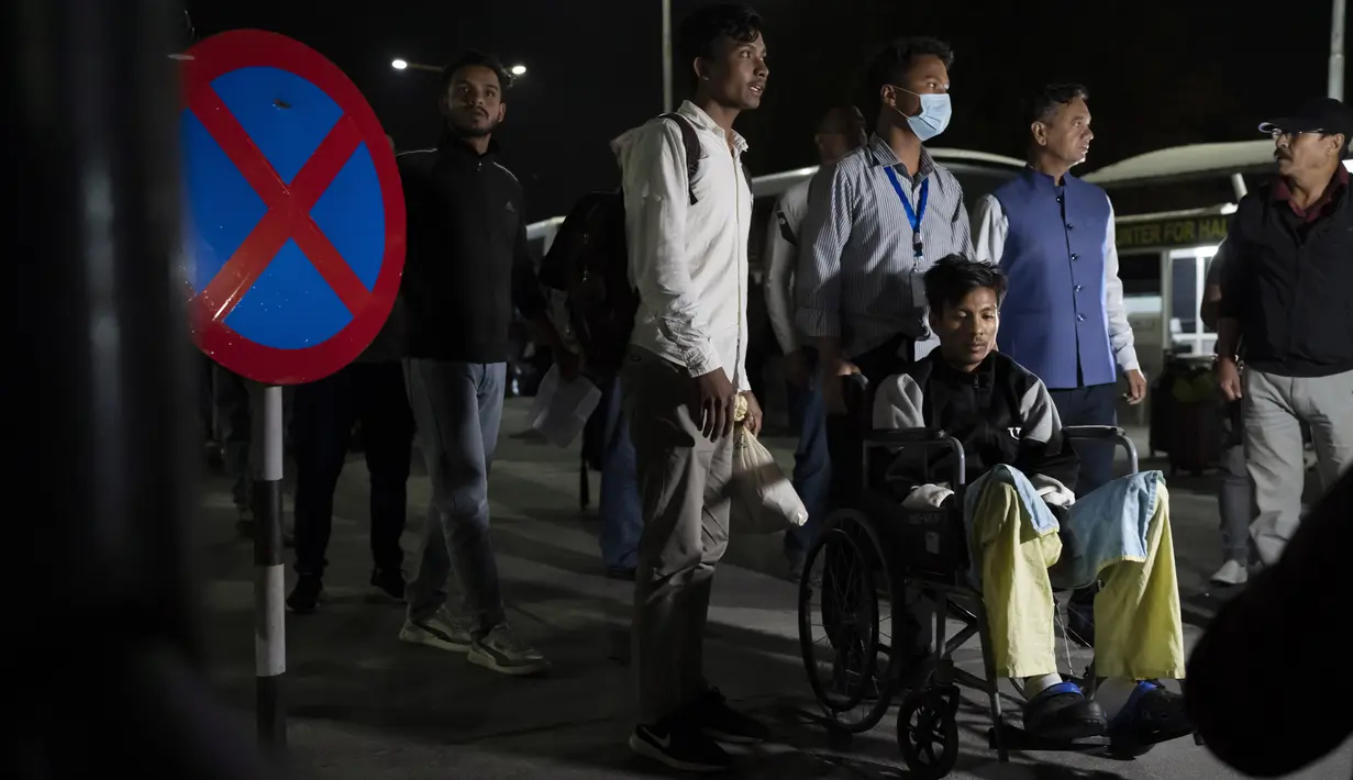 Seorang pria Nepal terluka yang dievakuasi dari Israel tiba di Bandara Internasional Tribhuvan di Kathmandu, Nepal, Jumat, 13 Oktober 2023. (AP Photo/Niranjan Shrestha)