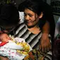  Bayi pasangan Toni Manurung dan Lasmaria Boru Manulang dipertemukan dengan bayinya yang diculik pada Jumat (29/03/14) di Polsek Sukajadi, Bandung, Jawa Barat (ANTARA FOTO/Novrian Arbi)