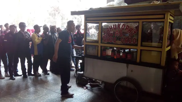 Antrian warga Garut menikmati hidangan syukuran kemenangan petahan