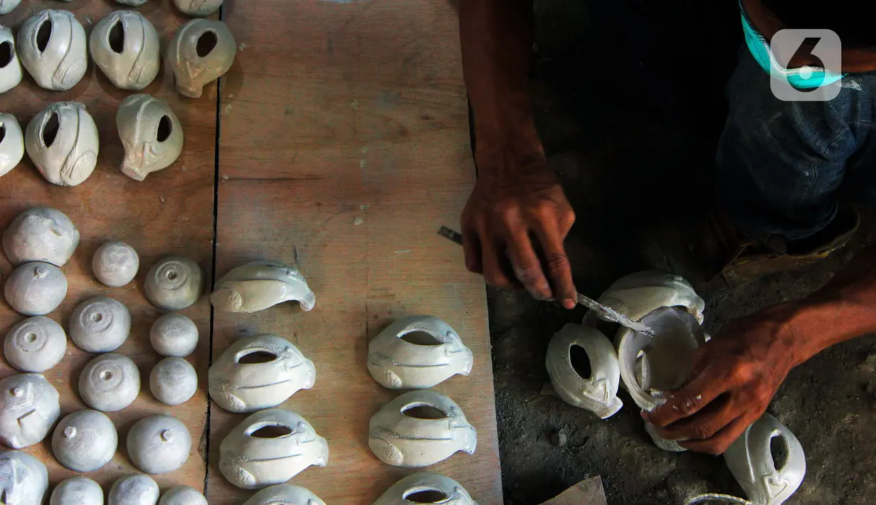 Pekerja membuat manekin anatomi tubuh manusia di Cinangka, Jawa Barat, Kamis (30/7/2020). Terbuat dari bahan fiber alat peraga pendidikan dan kesehatan tersebut dijual dengan harga 150 ribu hingga 1 juta rupiah per unit. (Liputan6.com/Johan Tallo)