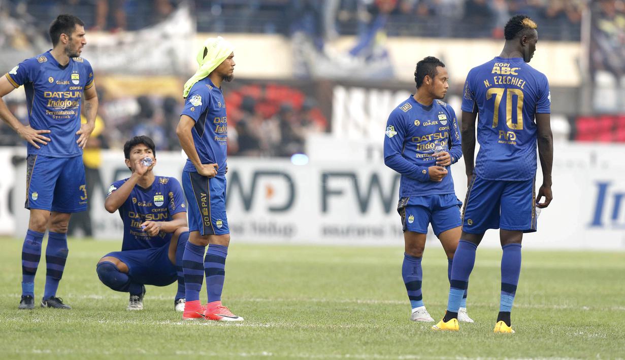 Para pemain Persib tampak kecewa usai gagal meraih kemenangan saat melawan Bali United pada laga Liga 1 Indonesia di Stadion Si Jalak Harupat, Bandung, Kamis (21/9/2017). Persib bermain imbang 0-0 dengan Bali United. (Bola.com/M Iqbal Ichsan)