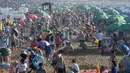 Orang-orang memadati pantai untuk mendinginkan diri di Qingdao, China timur, pada 3 Agustus 2019. Banyak warga di Negeri Tirai Bambu memanfaatkan musim panas dengan mengunjungi pantai untuk mengisi liburan. (Photo by FRED DUFOUR / AFP)