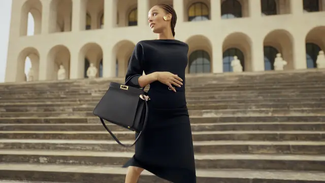 Adwoa Aboah Jadi Sosok ‘Wanita Super’ di Kampanye FENDI Peekaboo Terbaru