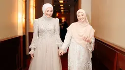 Potret Natasha Rizky dan Citra Kirana bergandengan di red carpet gala premiere Keajaiban Air Mata Wanita. Bersahabat sejak SMA dan langgeng hingga kini, tak sedikit netizen yang salut dengan persahabatan keduanya. Lewat laman Instagramnya, artis berusia 31 tahun ini menuliskan terima kasih kepada Citra Kirana karena sudah memberikan energi positif selama syuting. (Liputan6.com/IG/@natasharizkynew)