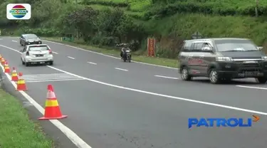 Cegah terjadi kecelakaan, petugas pasang rambu baru dan berlakukan jalur darurat di tanjakan Emen, Subang, Jawa Barat.