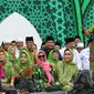 Ketua Umum PP Muslimat NU Khofifah Indar Parawansa memberi sambutan pada Harlah ke-73 kepada Muslimat NU di Stadion Utama GBK, Jakarta, Minggu (27/1). (Liputan6.com/Johan Tallo)