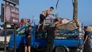 Para pengungsi mengemasi barang-barang mereka saat bersiap untuk kembali ke desa mereka setelah pengumuman kesepakatan gencatan senjata awal antara Amerika Serikat dan Iran, di kota pelabuhan selatan Sidon, Lebanon, Senin 15 Juni 2026. (AP Photo/Mohammed Zaatari)