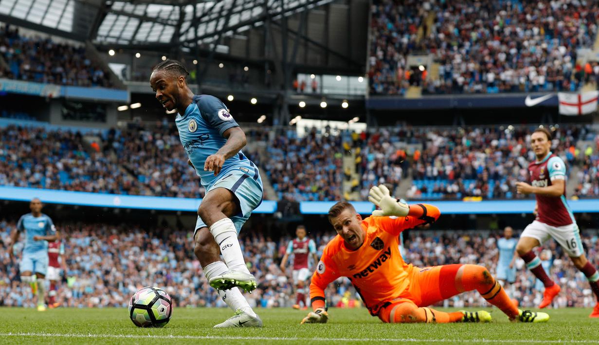 Penyerang Manchester City, Raheem Sterling saat melewati kiper West Ham United, Adrian pada lanjutan liga Inggris di Stadion Etihad, Inggris (28/8). Sterling mencetak dua gol yang membuat City menang 3-1 atas West Ham. (Reuters/Darren Staples)
