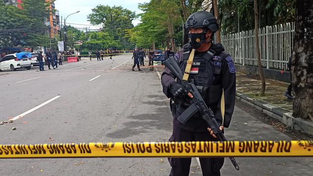 Sempat Terkendala Hujan Deras, Tim Gegana Lanjutkan Olah TKP Lokasi Bom Bunuh Diri Gereja Katedral Makassar