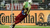 Gianluigi Buffon - Penjaga gawang Italia ini mencatat cleansheet delapan kali sepanjang putaran final Piala Eropa. Bermain sebanyak 1620 menit pada Euro 2004, 2008, 2012, dan 2016, ia hanya mencatat 14 kali kebobolan. (Foto: AFP/Janek Skarzynski)