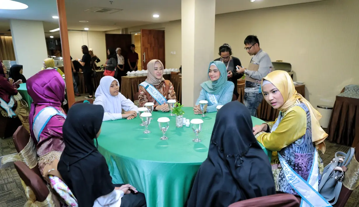 Masa karantina 20 finalis Puteri Muslimah Indonesia telah dimulai sejak sepekan lalu. Berbagai rangkaian agenda diikuti para finalis sebagai pembekalan menuju ke malam final pada 8 Mei 2017 nanti. (Adrian Putra/Bintang.com)