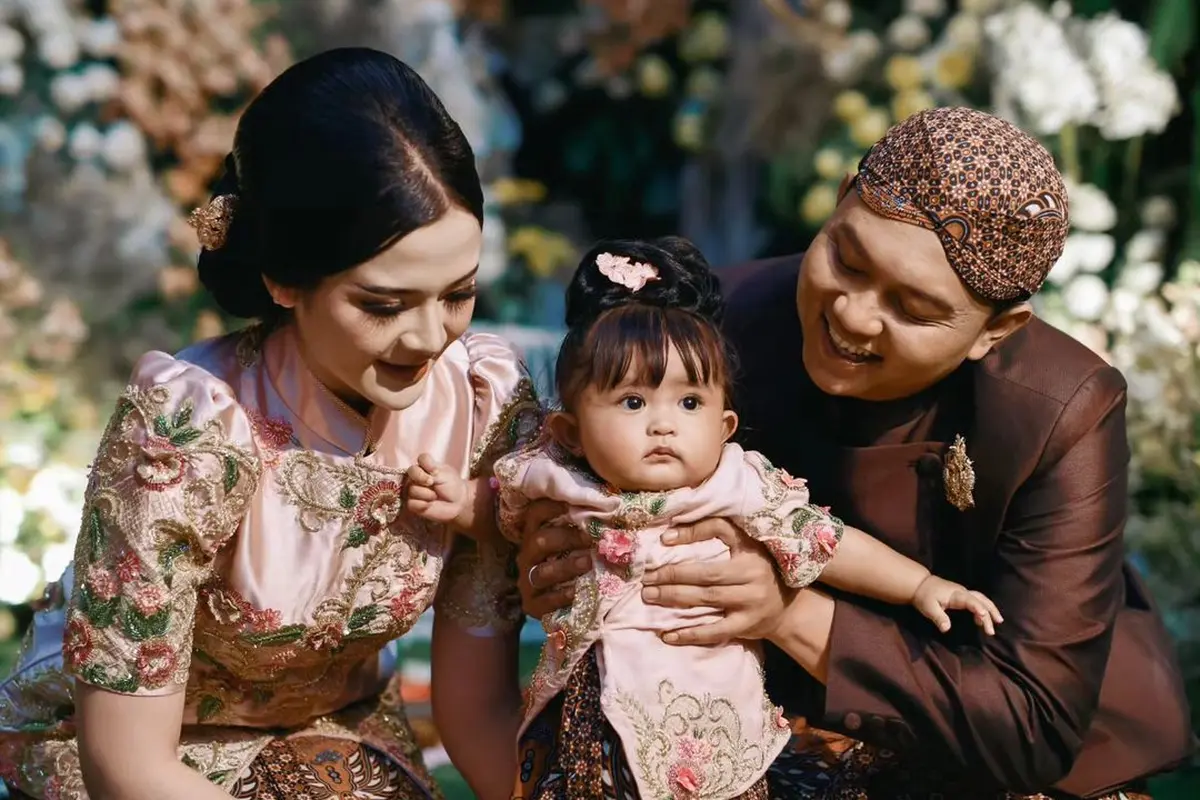 6 Potret Tedak Siten Cundamani Anak Denny Caknan, Pilih Mainan Mikrofon