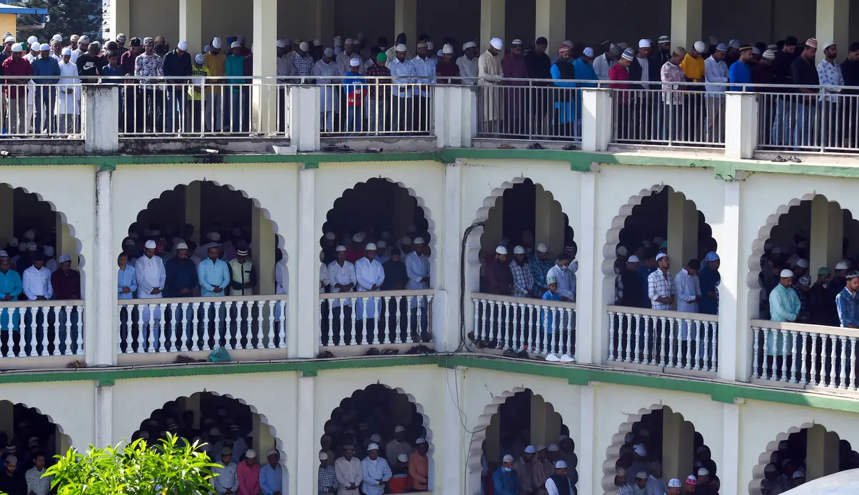 Umat muslim melaksanakan salat Idul Adha di Masjid Kashmir, Kathmandu, Nepal, 10 Juli 2022. Umat muslim seluruh dunia merayakan Idul Adha atau Hari Raya Kurban untuk memperingati kesediaan Nabi Ibrahim mengorbankan putranya. (Prakash MATHEMA/AFP)