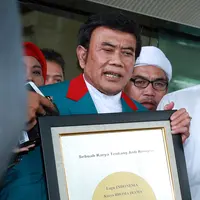 Penyanyi dangdut Rhoma Irama mendatangi kantor Komisi Pemberantasan Korupsi (KPK) Jakarta, Kamis (3/3/2016), untuk memberi dukungan. (Deki Prayoga/Bintang.com)